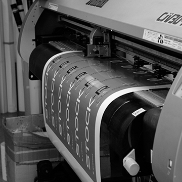 création pose fabrication signalétique nantes bouguenais