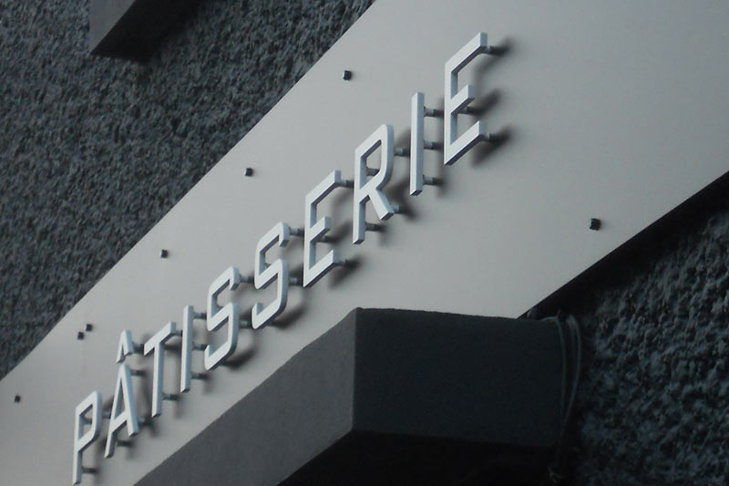 enseigne lettres découpées nantes bouguenais rennes