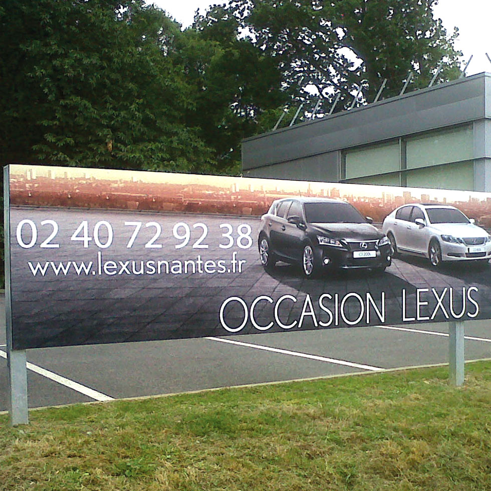 création pose fabrication signalétique nantes bouguenais