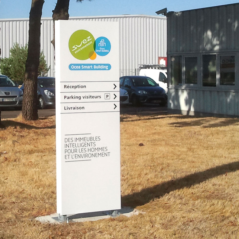 création pose fabrication signalétique nantes bouguenais