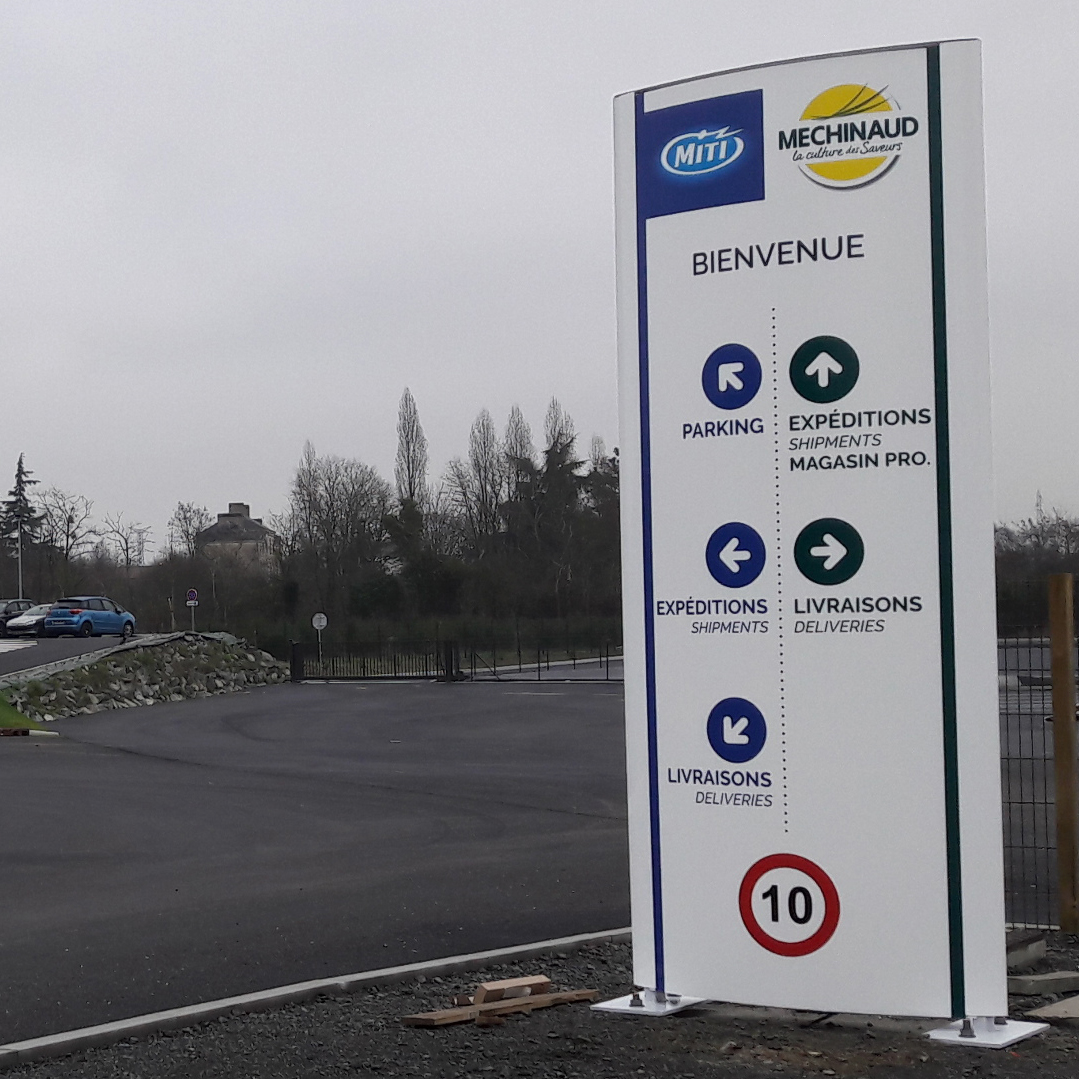 création pose fabrication signalétique nantes bouguenais