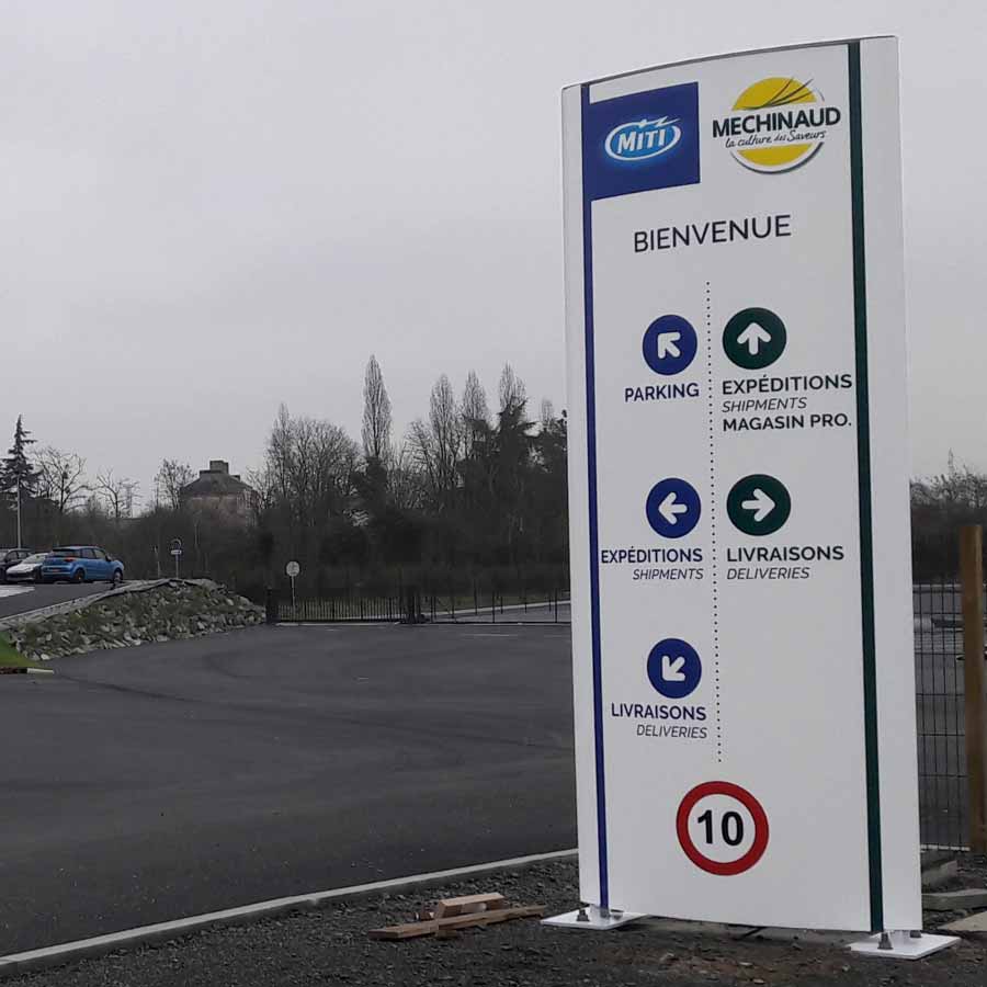 création pose fabrication signalétique nantes bouguenais